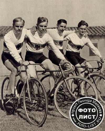Старинные велосипедисты